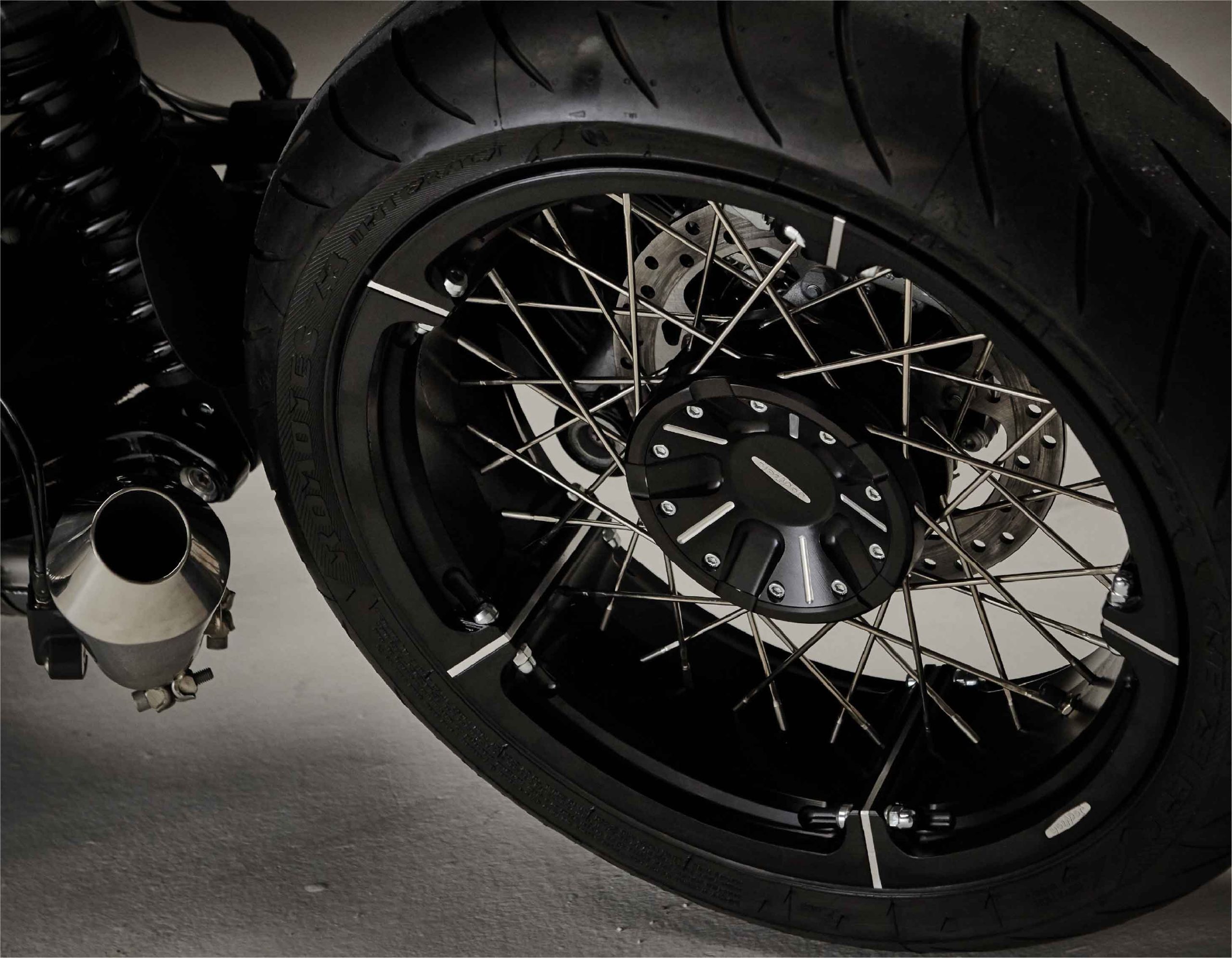 Ruota a raggi JoNich con design artigianale e finitura premium su moto custom.