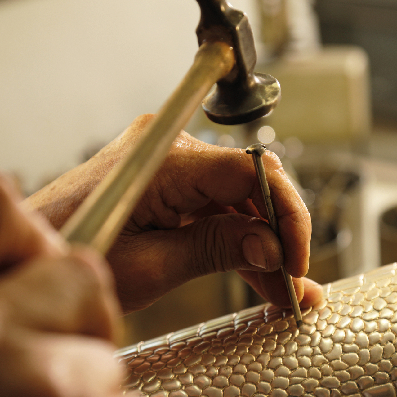 Collage architettonico che combina schizzi, materiali naturali e interni di design, simbolo della filosofia progettuale di OnlyONE Group “from concept to reality”.